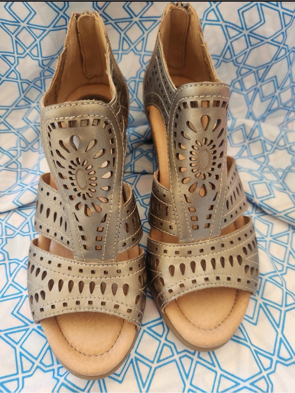 Earth Metallic bronze lazer-Cut Wedge Sandals